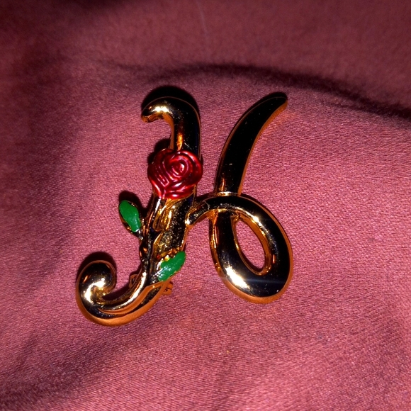 Q-9 LOT 3 GOLD TONED LETTER "H" Brooches - Picture 4 of 6